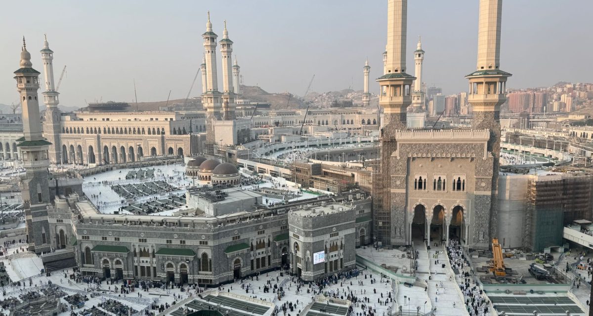 Aerial view of Masjid al-Haram and Kaaba in Mecca, with pilgrims gathered for prayer.